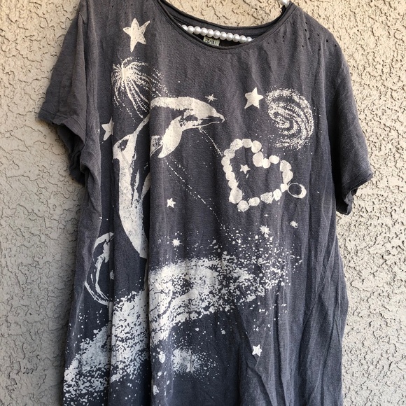 Magnolia Pearl Tops - Magnolia Pearl Sky Dolphin Tee in Ozzy color